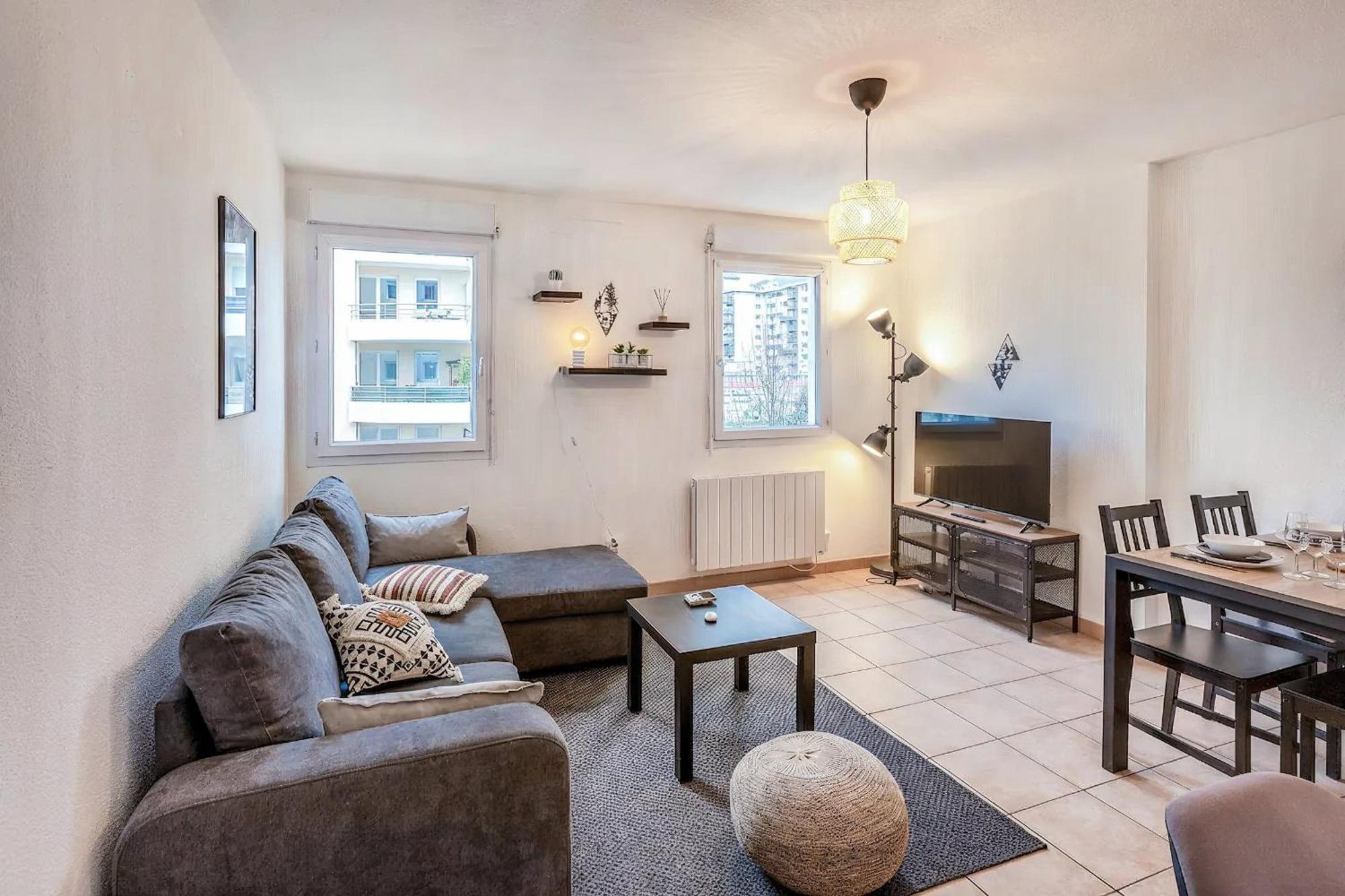 Superbe Appartement - Parking Gratuit - 4 Personnes シャンベリ エクステリア 写真