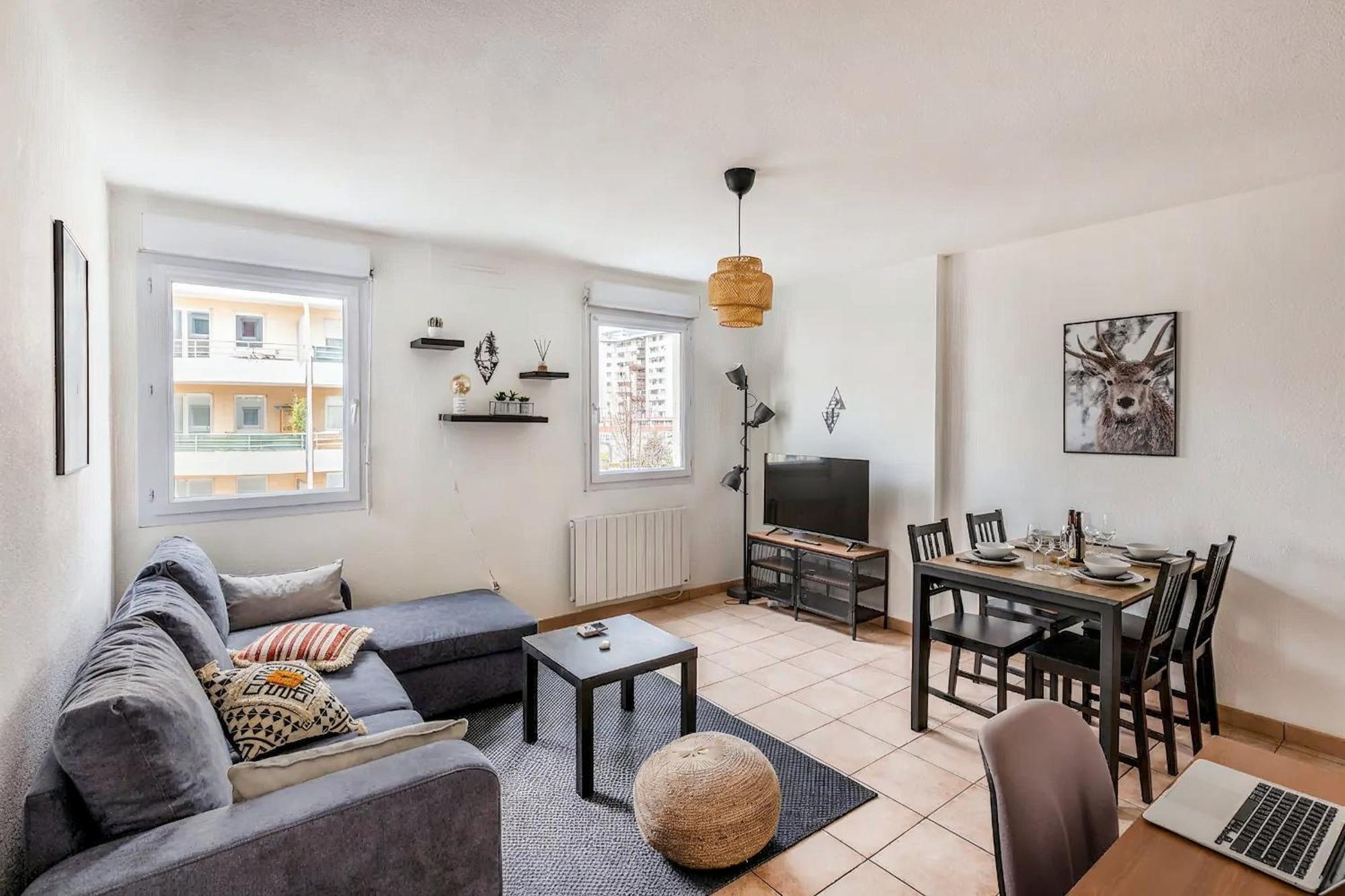 Superbe Appartement - Parking Gratuit - 4 Personnes シャンベリ エクステリア 写真