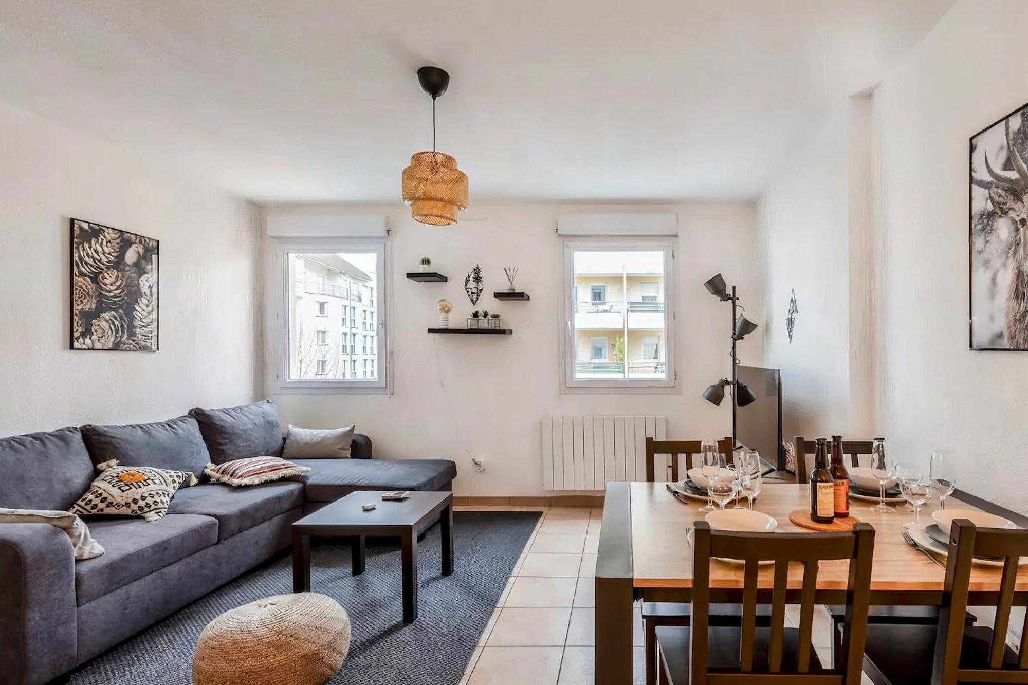 Superbe Appartement - Parking Gratuit - 4 Personnes シャンベリ エクステリア 写真