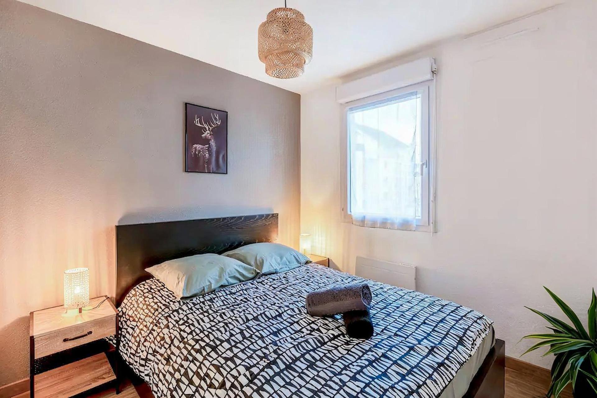 Superbe Appartement - Parking Gratuit - 4 Personnes シャンベリ エクステリア 写真