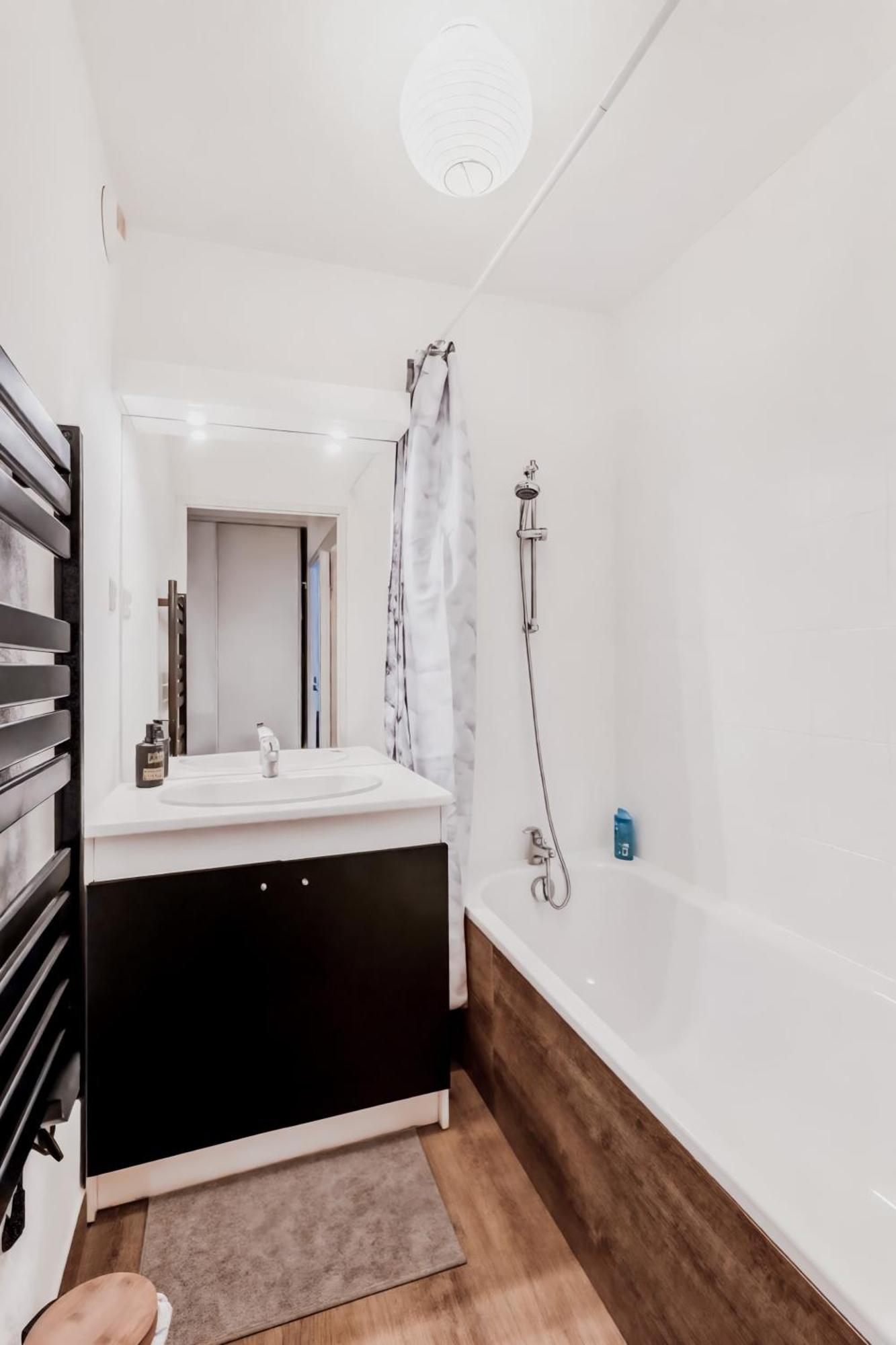 Superbe Appartement - Parking Gratuit - 4 Personnes シャンベリ エクステリア 写真